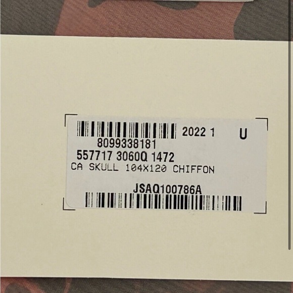 sold out ALEXANDER MCQUEEN
Skull-Print Silk Scarf - Picture 6 of 7